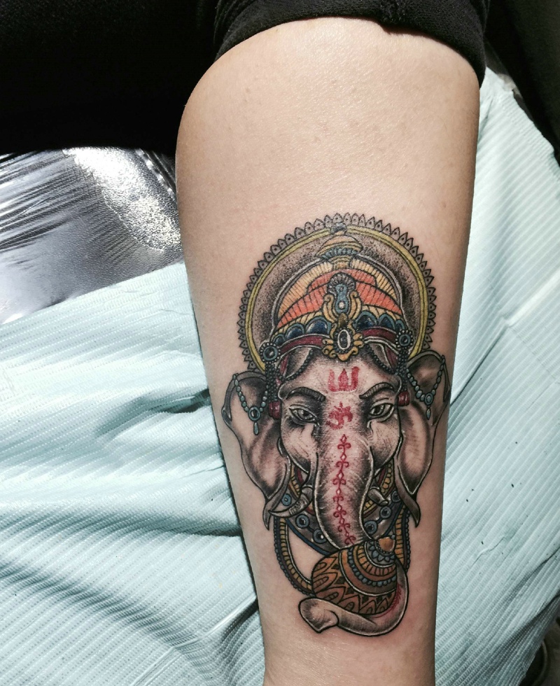 点击大图看下一张：小腿处新传统个性象神纹身图案