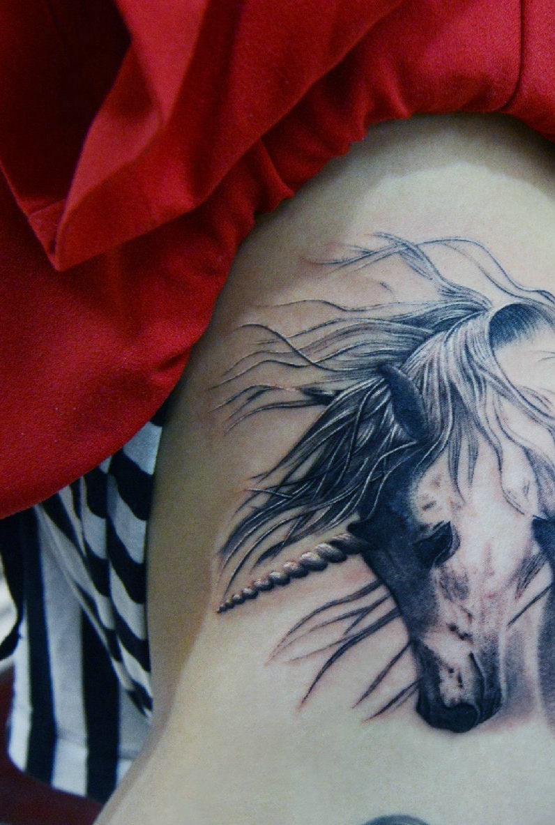 点击大图看下一张：臀部上的一匹骏马头像纹身图案