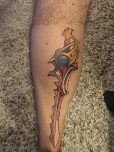 腿部个性的彩色图腾纹身刺青