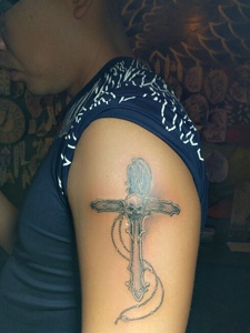 手臂十字架纹身图案很有魅力