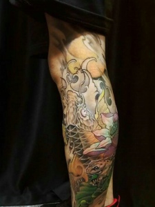 包小腿充满活力的彩色鲤鱼纹身图案