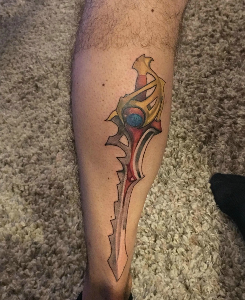 点击大图看下一张：腿部个性的彩色图腾纹身刺青