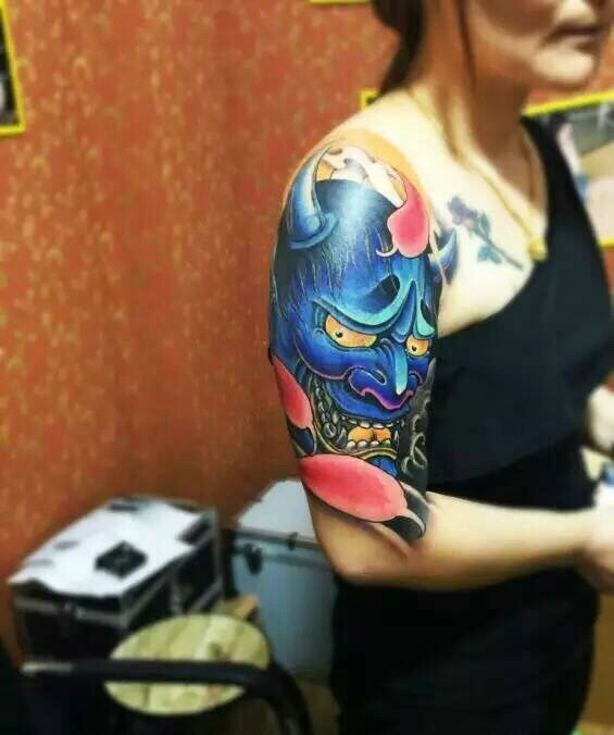 点击大图看下一张：女生手臂上的彩色小般若纹身图案