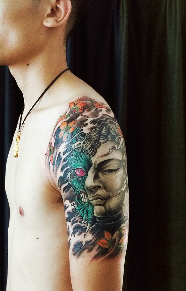 点击大图看下一张：佛与魔结合的花臂纹身图案
