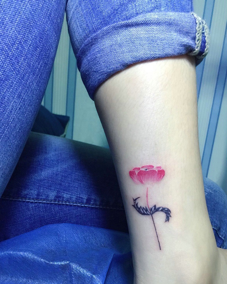 点击大图看下一张：裸脚小清新花朵纹身刺青很优美