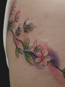 手臂下的小清新艳丽花朵纹身图案