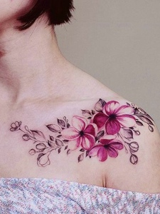 香肩与锁骨处的小清新花朵纹身图案