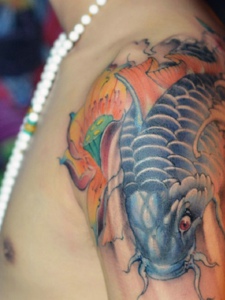 大臂亮丽的彩色传统鲤鱼纹身图案