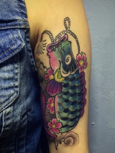 手臂颜色鲜艳的另类鲤鱼纹身图案