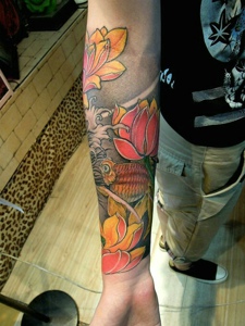 莲花与鲤鱼结合的花臂纹身图案