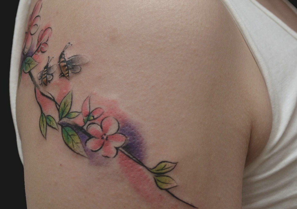 点击大图看下一张：手臂下的小清新艳丽花朵纹身图案