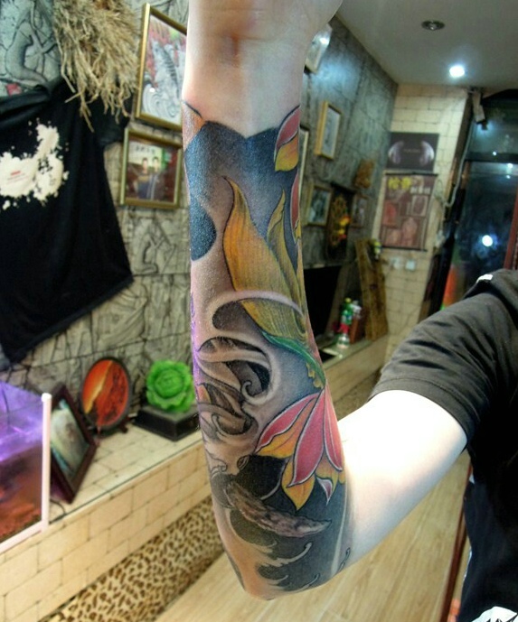 点击大图看下一张：莲花与鲤鱼结合的花臂纹身图案