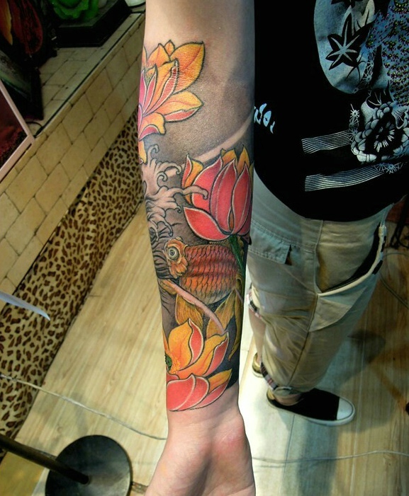 点击大图看下一张：莲花与鲤鱼结合的花臂纹身图案