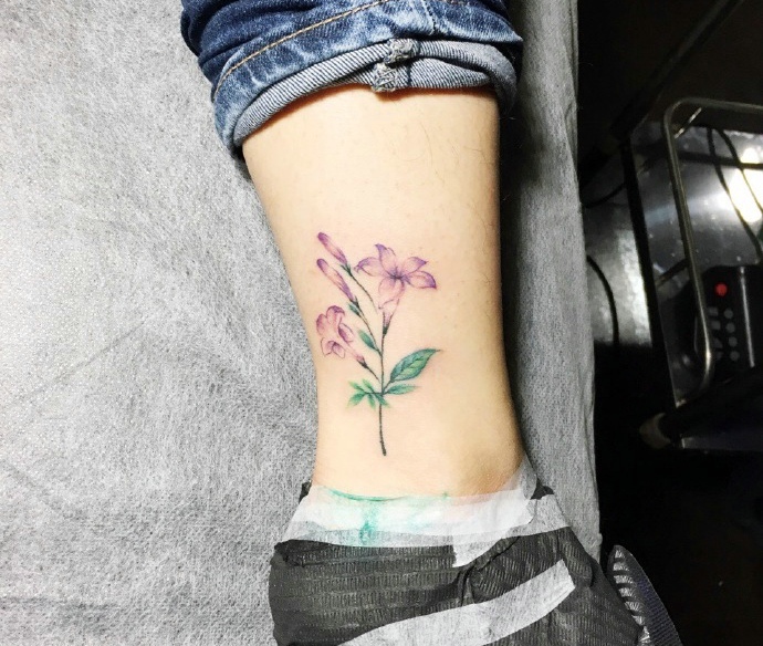点击大图看下一张：裸脚外侧的小清新花朵纹身刺青
