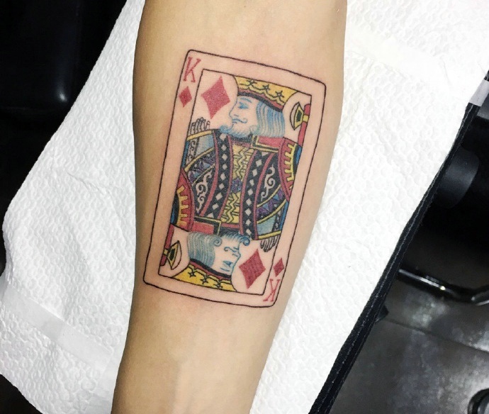 点击大图看下一张：腿部一张个性风趣的扑克牌纹身图案