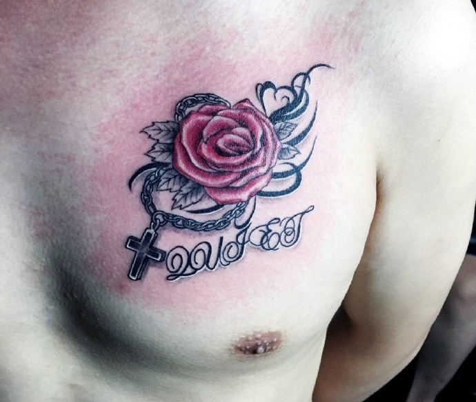 点击大图看下一张：男士胸前十字架玫瑰与英文纹身图案