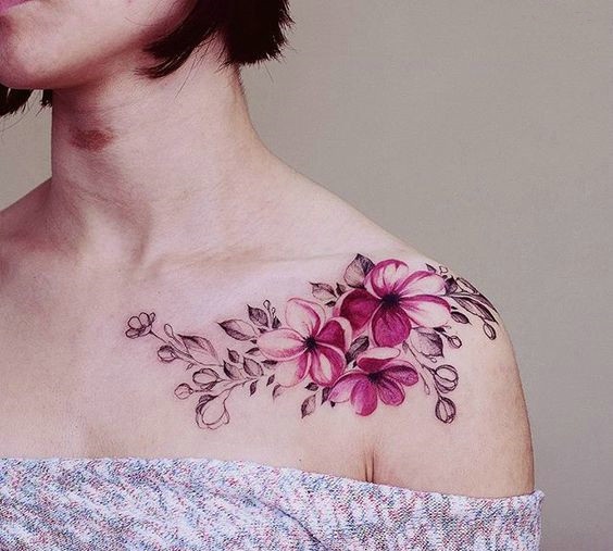 点击大图看下一张：香肩与锁骨处的小清新花朵纹身图案