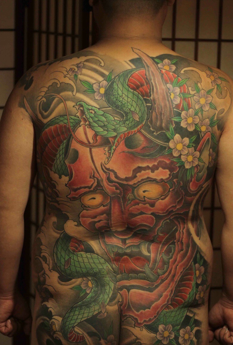 点击大图看下一张：满背彩色大般若与蛇的纹身图案