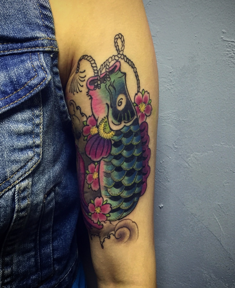 点击大图看下一张：手臂颜色鲜艳的另类鲤鱼纹身图案