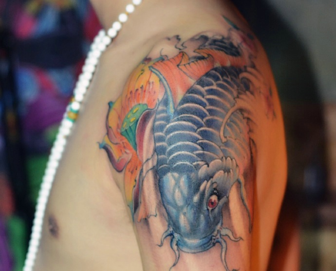 点击大图看下一张：大臂亮丽的彩色传统鲤鱼纹身图案
