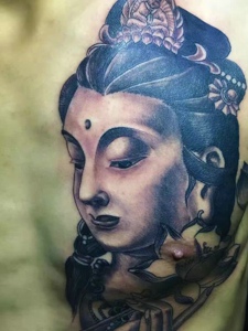 男士胸前半边的传统女观音纹身刺青