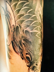 手臂一条大鲤鱼纹身图案很有个性