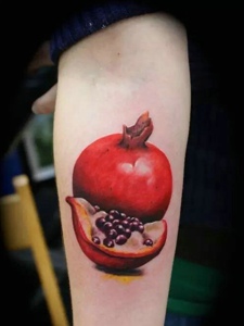适合一些吃货们的手臂水果纹身图案