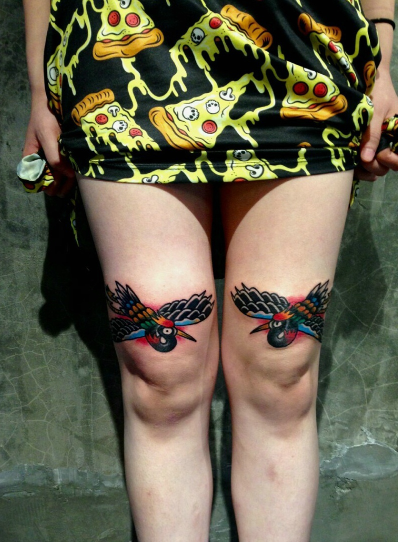 点击大图看下一张：双膝盖上的彩色两只小燕子纹身图案