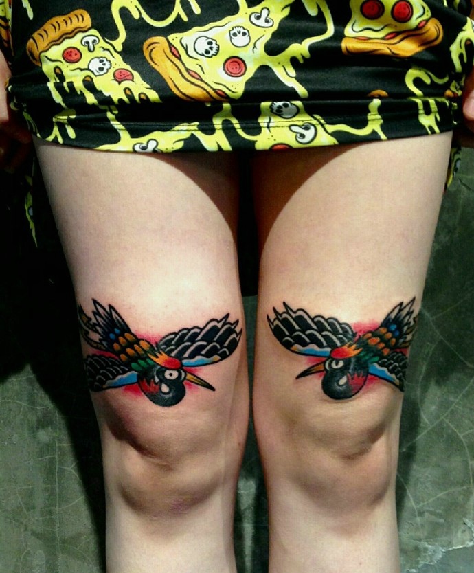 点击大图看下一张：双膝盖上的彩色两只小燕子纹身图案