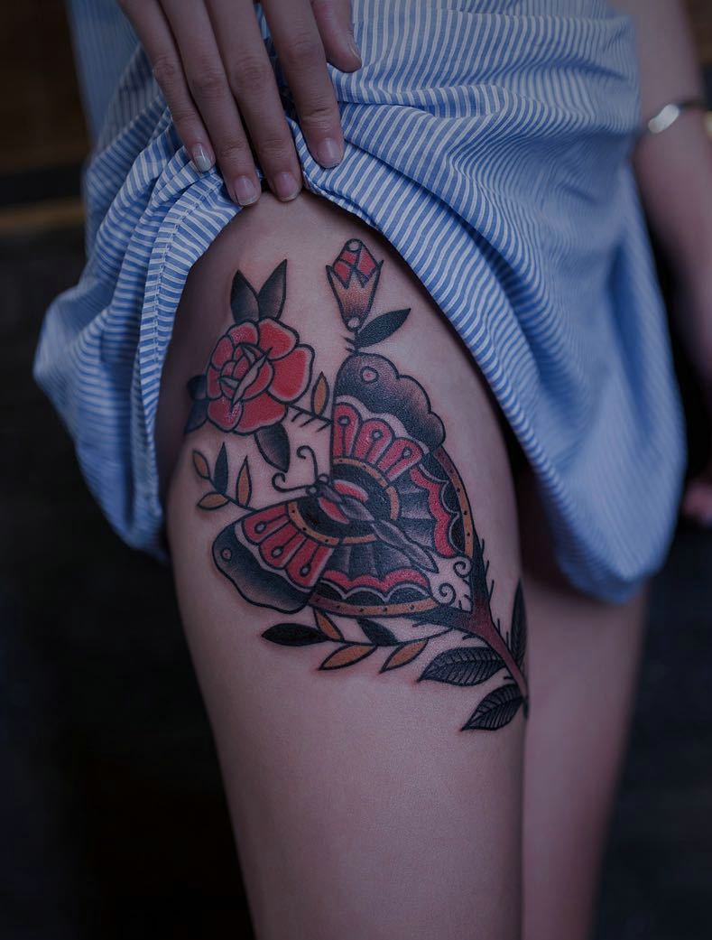 点击大图看下一张：蝴蝶与玫瑰一起的花腿纹身图案