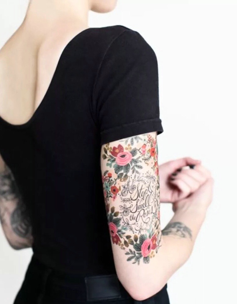 点击大图看下一张：黑衣女子双花臂纹身刺青很亮眼