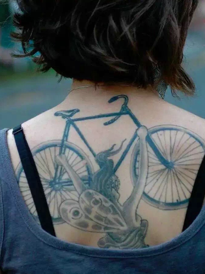 点击大图看下一张：个性女孩后背的自行车纹身图案