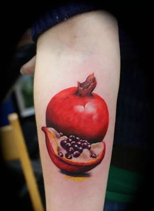 点击大图看下一张：适合一些吃货们的手臂水果纹身图案