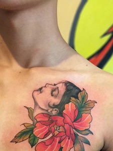 胸前妖艳的花朵与美女纹身图案