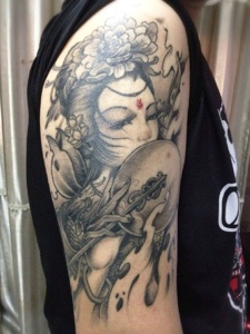 大臂一枚传统古代美女花妓纹身刺青