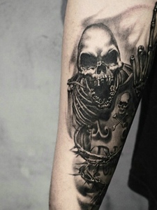 手臂可怕的骷髅纹身图案让人不敢靠近