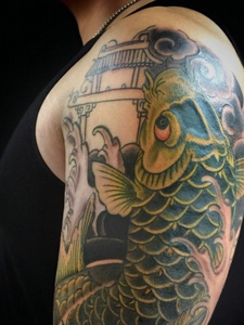 彩色大臂传统鲤鱼纹身图案