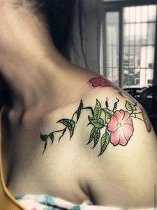 个性男生肩膀上的漂亮花朵纹身图案
