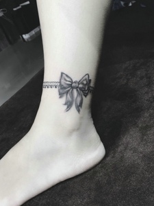 脚腕上的黑灰蝴蝶结纹身图片很优美