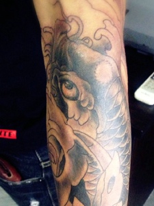 手臂黑灰鲤鱼纹身图案很帅气