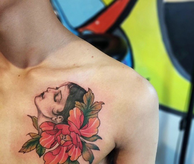 点击大图看下一张：胸前妖艳的花朵与美女纹身图案