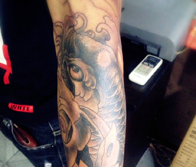 点击大图看下一张：手臂黑灰鲤鱼纹身图案很帅气