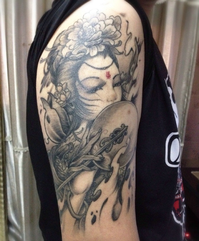 点击大图看下一张：大臂一枚传统古代美女花妓纹身刺青