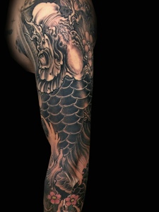 遮盖整个手臂的传统鲤鱼纹身图案