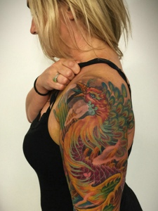 欧美女性花臂骄傲的凤凰纹身图案