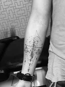 点状型的几何手臂图腾纹身刺青