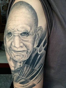 大臂一枚老奶奶肖像纹身图案很精致