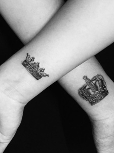 手腕上的单一皇冠情侣纹身刺青