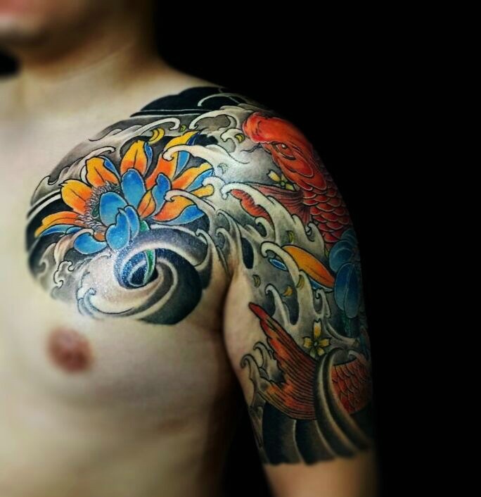 点击大图看下一张：莲花与鲤鱼结合的彩色半甲纹身图片