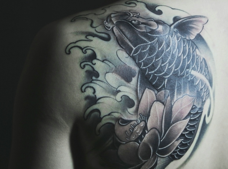 点击大图看下一张：胸前帅气的黑灰鲤鱼纹身刺青